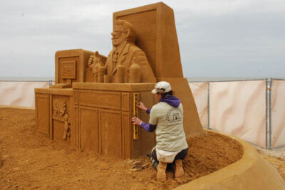 Opbouw Zandsculpturenfestival FC De Kampioenen @ Westende, picture 2, photographed by Peter Minnebo - FrontView Magazine
