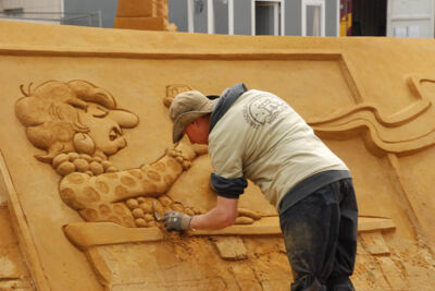 Opbouw Zandsculpturenfestival FC De Kampioenen @ Westende, picture 3, photographed by Peter Minnebo - FrontView Magazine