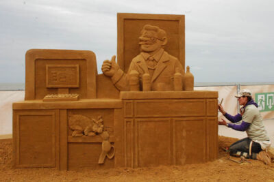 Opbouw Zandsculpturenfestival FC De Kampioenen @ Westende, picture 4, photographed by Peter Minnebo - FrontView Magazine