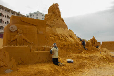 Opbouw Zandsculpturenfestival FC De Kampioenen @ Westende, picture 5, photographed by Peter Minnebo - FrontView Magazine