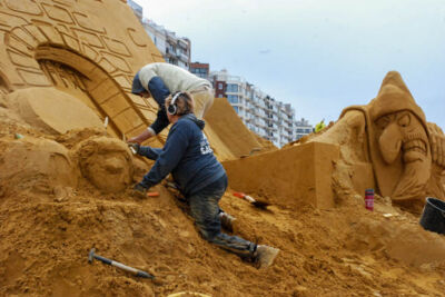 Opbouw Zandsculpturenfestival FC De Kampioenen @ Westende, picture 7, photographed by Peter Minnebo - FrontView Magazine