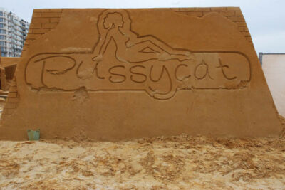 Opbouw Zandsculpturenfestival FC De Kampioenen @ Westende, picture 10, photographed by Peter Minnebo - FrontView Magazine