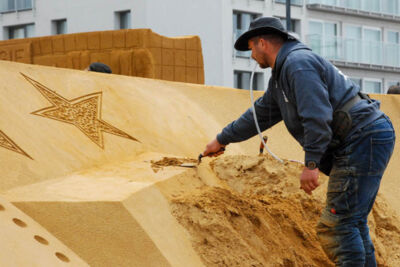 Opbouw Zandsculpturenfestival FC De Kampioenen @ Westende, picture 11, photographed by Peter Minnebo - FrontView Magazine