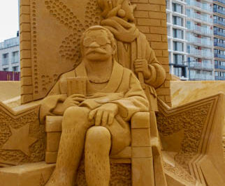 Opbouw Zandsculpturenfestival FC De Kampioenen @ Westende, picture 12, photographed by Peter Minnebo - FrontView Magazine