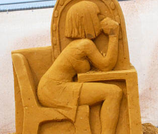 Opbouw Zandsculpturenfestival FC De Kampioenen @ Westende, picture 13, photographed by Peter Minnebo - FrontView Magazine