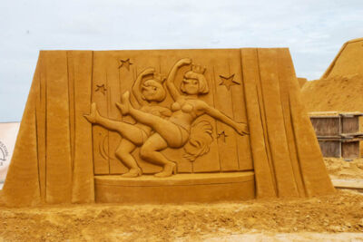 Opbouw Zandsculpturenfestival FC De Kampioenen @ Westende, picture 15, photographed by Peter Minnebo - FrontView Magazine