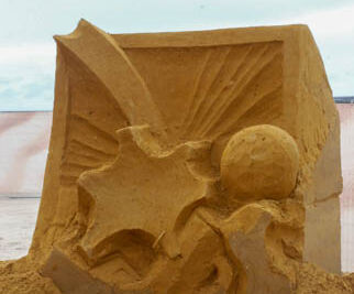 Opbouw Zandsculpturenfestival FC De Kampioenen @ Westende, picture 16, photographed by Peter Minnebo - FrontView Magazine