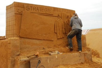 Opbouw Zandsculpturenfestival FC De Kampioenen @ Westende, picture 20, photographed by Peter Minnebo - FrontView Magazine