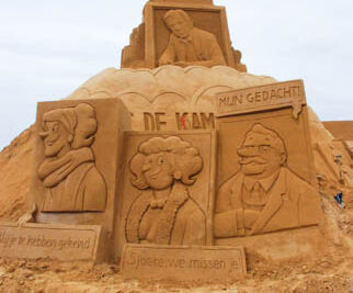 Opbouw Zandsculpturenfestival FC De Kampioenen @ Westende, picture 23, photographed by Peter Minnebo - FrontView Magazine