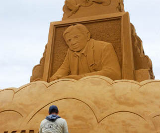 Opbouw Zandsculpturenfestival FC De Kampioenen @ Westende, picture 25, photographed by Peter Minnebo - FrontView Magazine