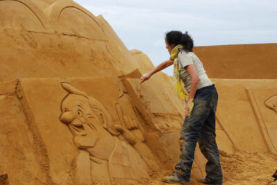Opbouw Zandsculpturenfestival FC De Kampioenen @ Westende, picture 26, photographed by Peter Minnebo - FrontView Magazine
