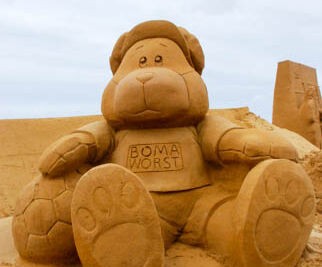 Opbouw Zandsculpturenfestival FC De Kampioenen @ Westende, picture 27, photographed by Peter Minnebo - FrontView Magazine