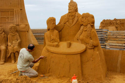 Opbouw Zandsculpturenfestival FC De Kampioenen @ Westende, picture 28, photographed by Peter Minnebo - FrontView Magazine