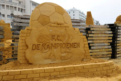 Opbouw Zandsculpturenfestival FC De Kampioenen @ Westende, picture 29, photographed by Peter Minnebo - FrontView Magazine
