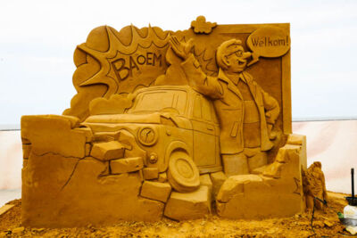 Opbouw Zandsculpturenfestival FC De Kampioenen @ Westende, picture 30, photographed by Peter Minnebo - FrontView Magazine