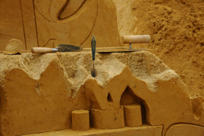 Opbouw Zandsculpturenfestival FC De Kampioenen @ Westende, picture 33, photographed by Peter Minnebo - FrontView Magazine