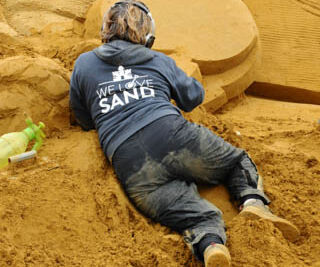 Opbouw Zandsculpturenfestival FC De Kampioenen @ Westende, picture 34, photographed by Peter Minnebo - FrontView Magazine