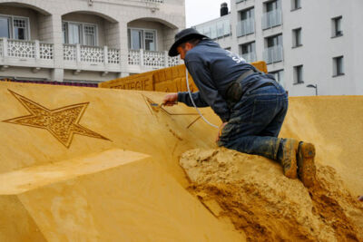 Opbouw Zandsculpturenfestival FC De Kampioenen @ Westende, picture 36, photographed by Peter Minnebo - FrontView Magazine