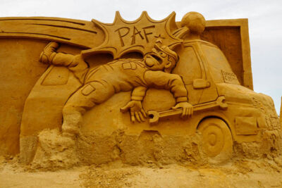Opbouw Zandsculpturenfestival FC De Kampioenen @ Westende, picture 38, photographed by Peter Minnebo - FrontView Magazine