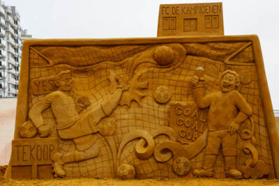 Opbouw Zandsculpturenfestival FC De Kampioenen @ Westende, picture 40, photographed by Peter Minnebo - FrontView Magazine