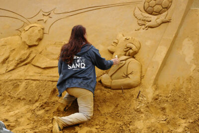 Opbouw Zandsculpturenfestival FC De Kampioenen @ Westende, picture 42, photographed by Peter Minnebo - FrontView Magazine