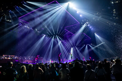 MNM Back To The 90s & Nillies - Sfeer @ Sportpaleis, picture 1, photographed by Sandra Van Watermeulen - FrontView Magazine