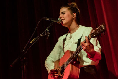 Emmy d'Arc @ Ancienne Belgique, picture 2, photographed by Jürgen Bruynooghe - FrontView Magazine