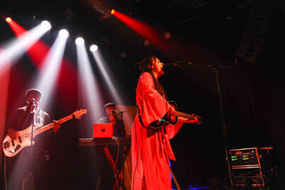 Camilla Blue @ Effenaar, picture 2, photographed by Peter Minnebo - FrontView Magazine