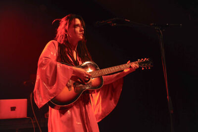 Camilla Blue @ Effenaar, picture 3, photographed by Peter Minnebo - FrontView Magazine