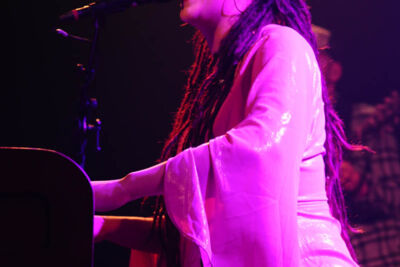 Camilla Blue @ Effenaar, picture 6, photographed by Peter Minnebo - FrontView Magazine