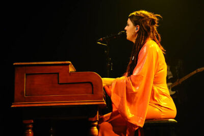 Camilla Blue @ Effenaar, picture 9, photographed by Peter Minnebo - FrontView Magazine