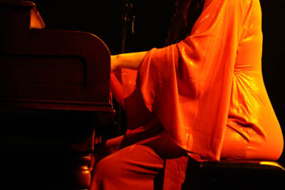 Camilla Blue @ Effenaar, picture 10, photographed by Peter Minnebo - FrontView Magazine