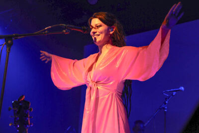 Camilla Blue @ Effenaar, picture 11, photographed by Peter Minnebo - FrontView Magazine
