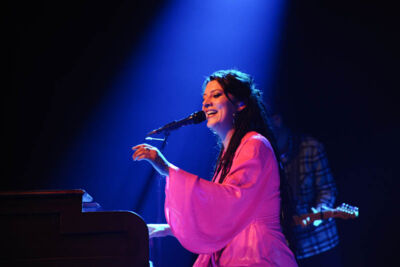 Camilla Blue @ Effenaar, picture 12, photographed by Peter Minnebo - FrontView Magazine