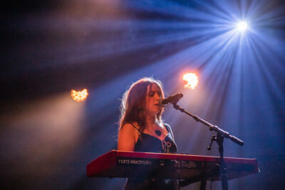 Lila Drew @ Ancienne Belgique, picture 2, photographed by Jürgen Bruynooghe - FrontView Magazine