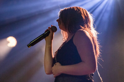 Lila Drew @ Ancienne Belgique, picture 4, photographed by Jürgen Bruynooghe - FrontView Magazine