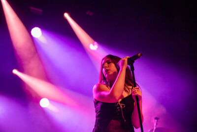Lila Drew @ Ancienne Belgique, picture 6, photographed by Jürgen Bruynooghe - FrontView Magazine