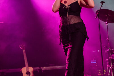 Lila Drew @ Ancienne Belgique, picture 20, photographed by Jürgen Bruynooghe - FrontView Magazine