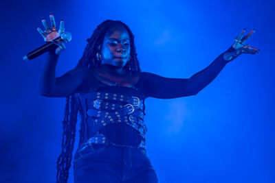 Coely @ Lokerse Feesten, picture 4, photographed by Dorien Goetschalckx - FrontView Magazine