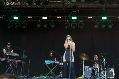 Emma Bale @ Nostalgie Beach Festival 2022, picture 1, photographed by Marc Verdonck - FrontView Magazine
