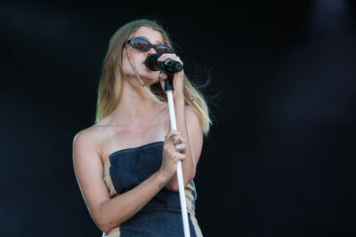 Emma Bale @ Nostalgie Beach Festival 2022, picture 2, photographed by Marc Verdonck - FrontView Magazine