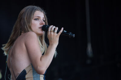 Emma Bale @ Nostalgie Beach Festival 2022, picture 14, photographed by Marc Verdonck - FrontView Magazine
