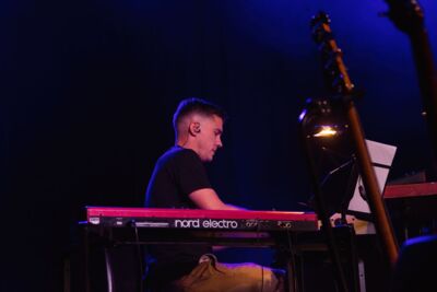 Madou @ Dranouter Festival, picture 3, photographed by Luc Klinckaert - FrontView Magazine