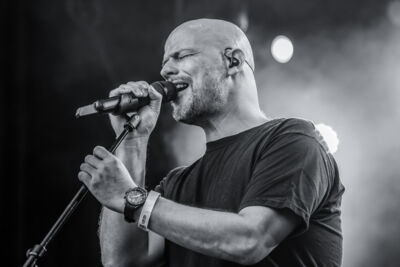 Filip Kowlier Live at Rock Ternat, picture 10, photographed by Paul Jongeneelen - FrontView Magazine