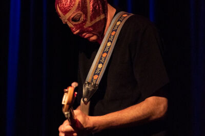 Nick Lowe & Los Straitjackets @ DeCasino Sint Niklaas, picture 34, photographed by Johan Van Buggenhout - FrontView Magazine