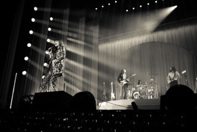 Clara Luciani @ Zénith Arena Lille, picture 4, photographed by Anais Callens - FrontView Magazine
