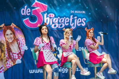Persvoorstelling familiemusical 'de 3 biggetjes' met K3 @ Openluchtschool Sint-Ludgardis Brasschaat, picture 10, photographed by Peter Minnebo - FrontView Magazine