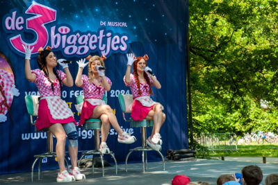 Persvoorstelling familiemusical 'de 3 biggetjes' met K3 @ Openluchtschool Sint-Ludgardis Brasschaat, picture 11, photographed by Peter Minnebo - FrontView Magazine