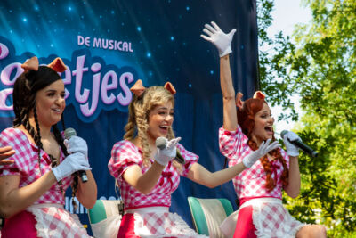 Persvoorstelling familiemusical 'de 3 biggetjes' met K3 @ Openluchtschool Sint-Ludgardis Brasschaat, picture 13, photographed by Peter Minnebo - FrontView Magazine