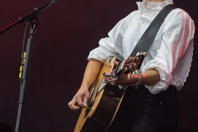 Emmy D'Arc @ Nostalgie Beach Festival 2023 Dag 1, picture 3, photographed by Marc Verdonck - FrontView Magazine